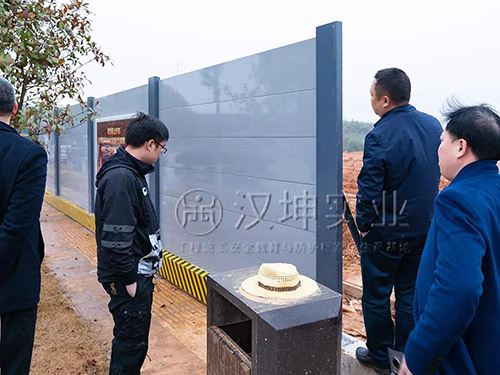 长沙市住建局质安处处长邱大力一行考察汉坤围挡