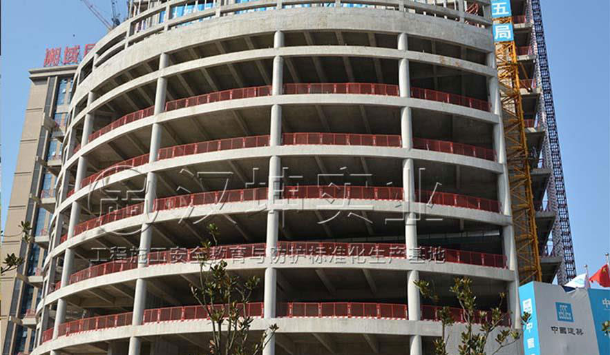 汉坤实业工地临边防护栏 中建五局 长沙泰贞国际金融中心广场项目案例