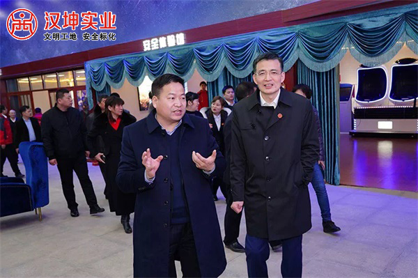 彭主席一行参观汉坤VR科普馆