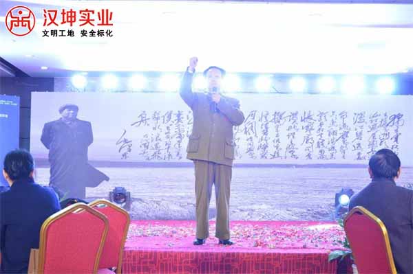 特型演员在汉坤年会现场再现伟人风采