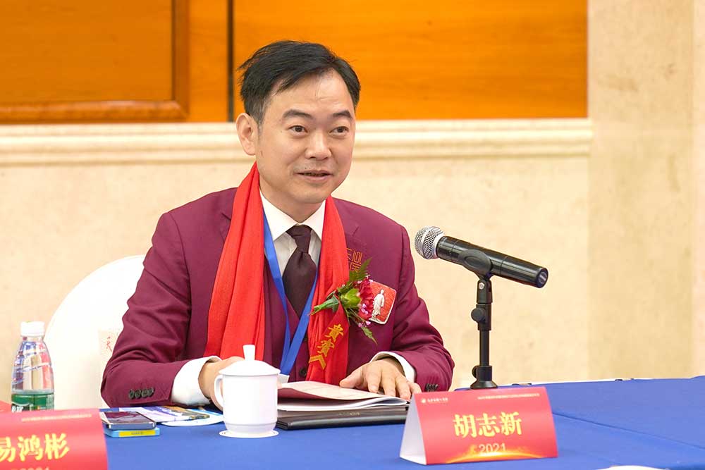 商会秘书长胡志新作商会工作报告