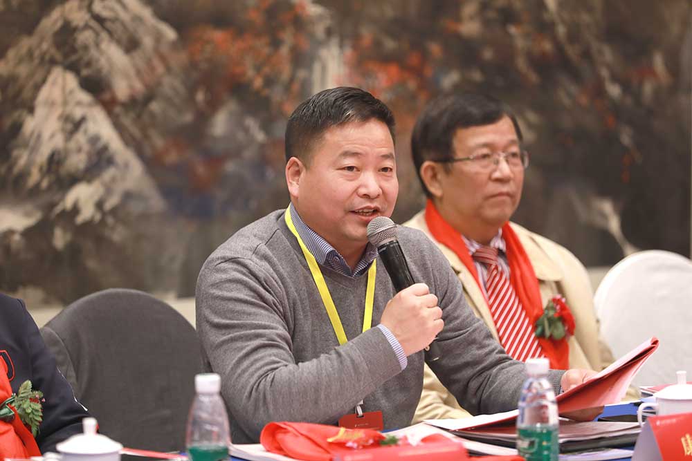 新化商会党支部书记康望才主持会议