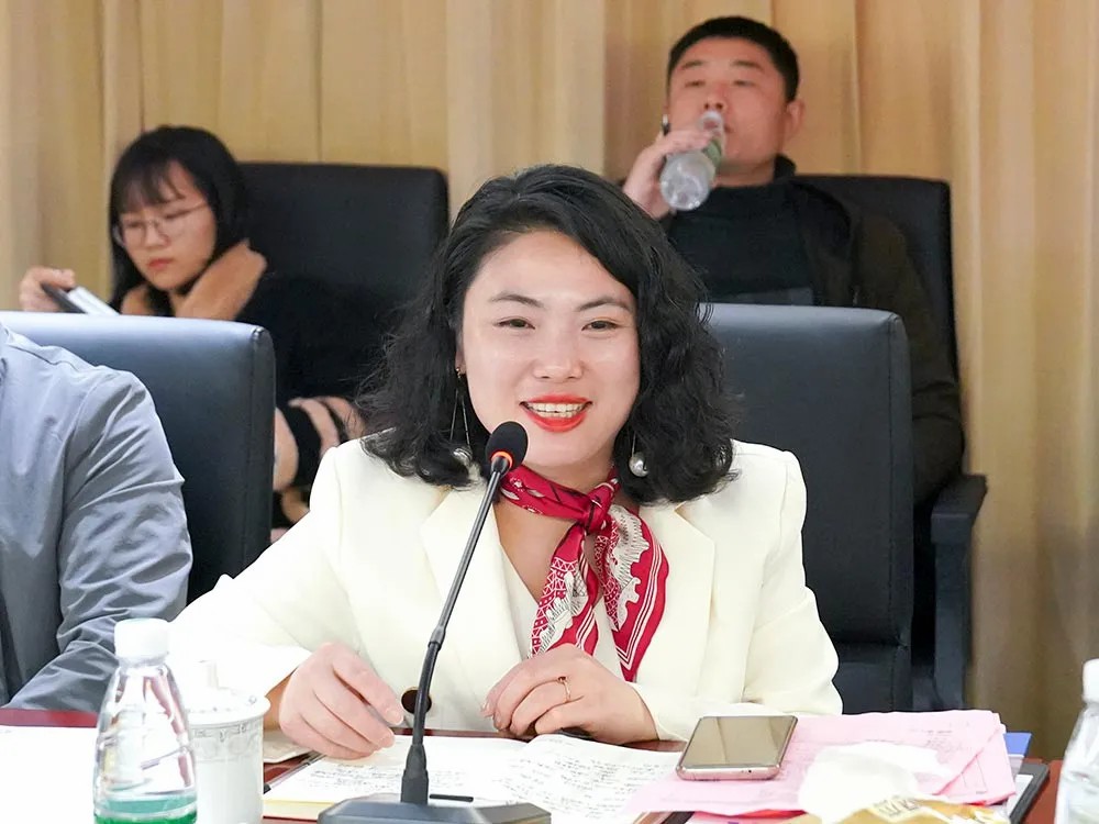 企业代表举手发言