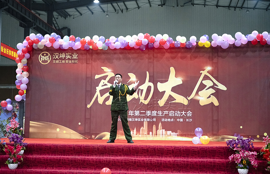 生产部演唱歌曲《咱当兵的人》