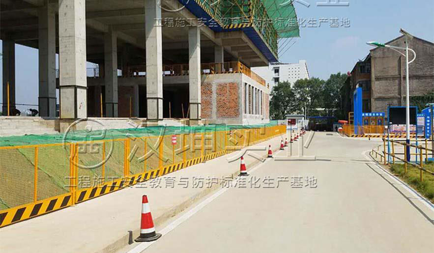 汉坤实业临边护栏项目现场安装效果