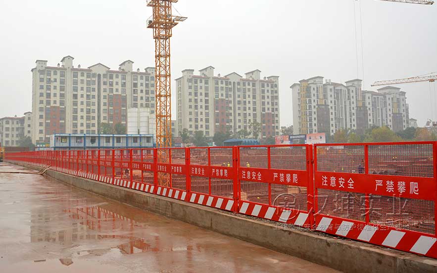 汉坤实业临边防护栏-长沙华润置地广场