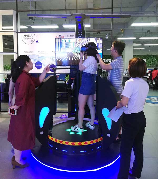 百度小伙伴体验汉坤VR智能行走平台