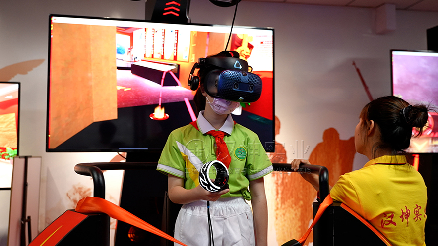 学生体验汉坤实业VR教育设备