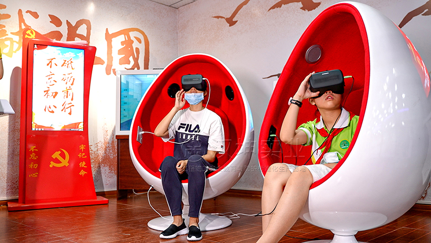 学生体验汉坤实业VR小蛋椅